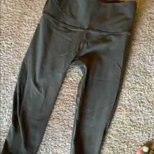 DARK OLIVE LULULEMON REVEAL CROP --Size 6